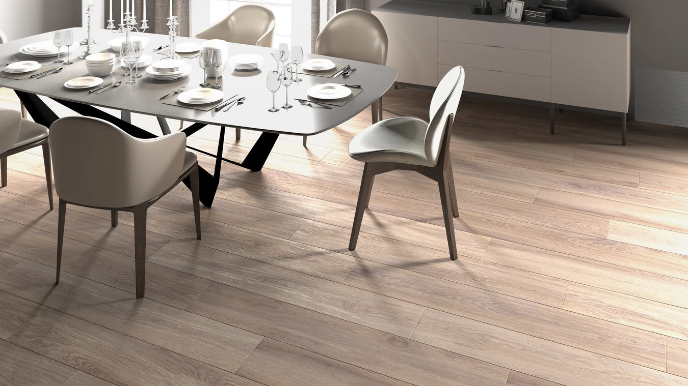 Piso de madera porcelánica color nogal en comedor moderna — Albar 25x150 Cerfomex - Hidrosan Toluca